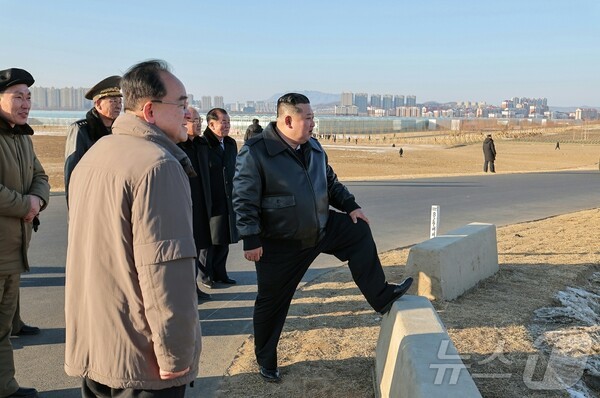 김정은, 9차 당대회 앞두고 신의주온실종합농장 건설장 방문...청년건설자들 격려