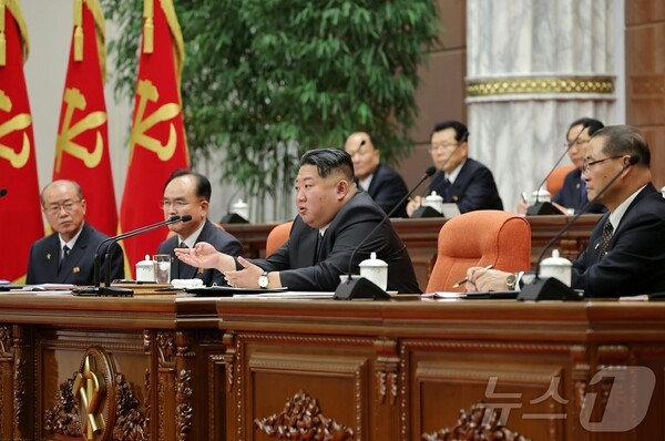 "김정은, 구체적 성과 언급 없이 5개년 계획 달성 선언해...차기 목표 주목"