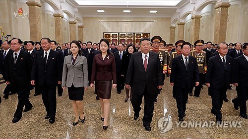 (LEAD) (News Focus) 1st tribute by Kim's daughter at family mausoleum seen as highlighting image of potential successor